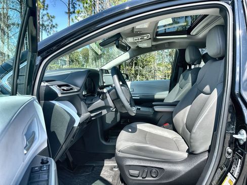 Used 2025 Toyota Sienna XLE image 20