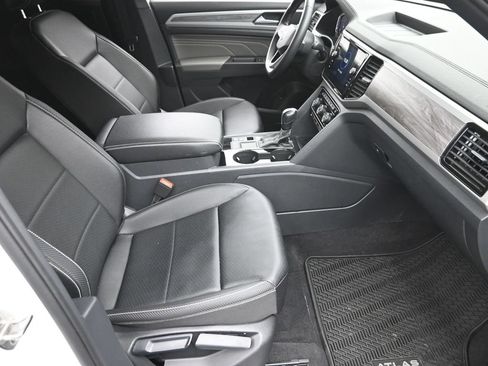 Used 2023 Volkswagen Atlas Cross Sport SE w/ Panoramic Sunroof Package FWD image 10
