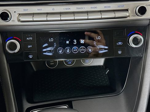 Used 2025 Genesis G70 2.5T image 24