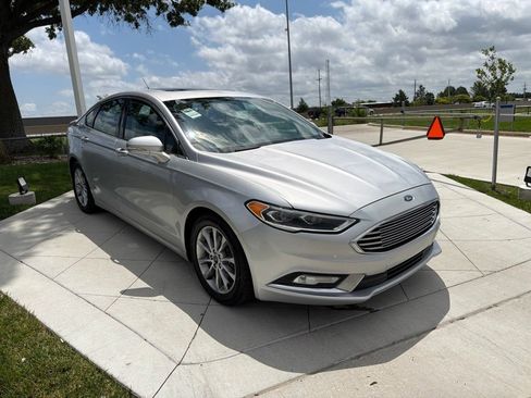 Used 2017 Ford Fusion SE FWD image 2