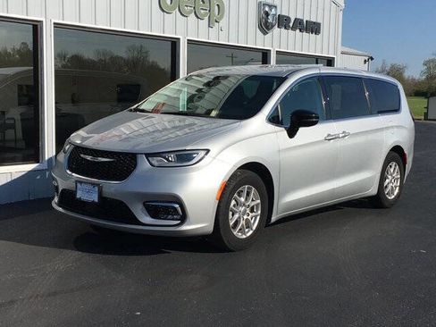 Used 2024 Chrysler Pacifica Touring-L FWD image 7