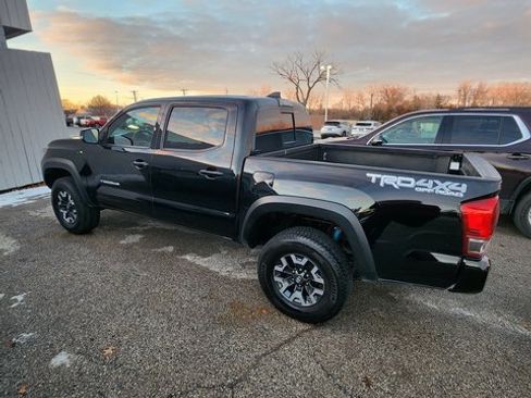 Used 2017 Toyota Tacoma TRD Off-Road image 1