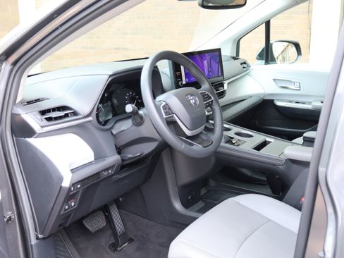 Used 2025 Toyota Sienna XLE FWD image 36