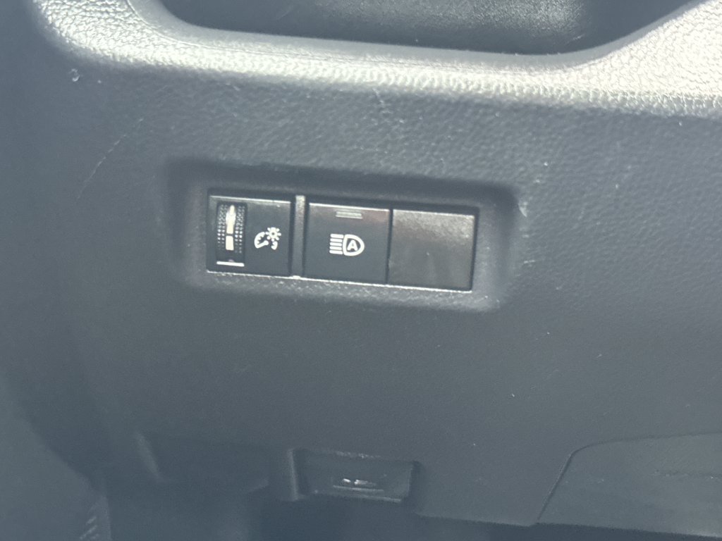 Used 2021 Toyota RAV4 LE AWD/4WD image 30