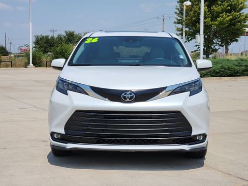 Used 2026 Toyota Sienna XLE FWD image 2