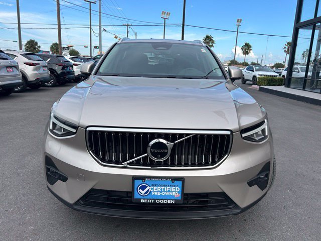 Used 2023 Volvo XC40 B5 Plus w/ Driver Assist Package AWD/4WD image 2