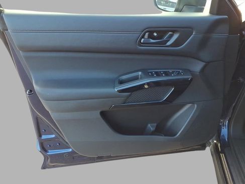 Used 2025 Nissan Pathfinder SV image 17