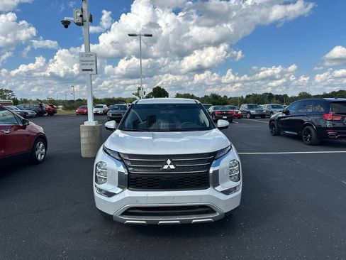 Used 2024 Mitsubishi Outlander SE AWD/4WD image 2