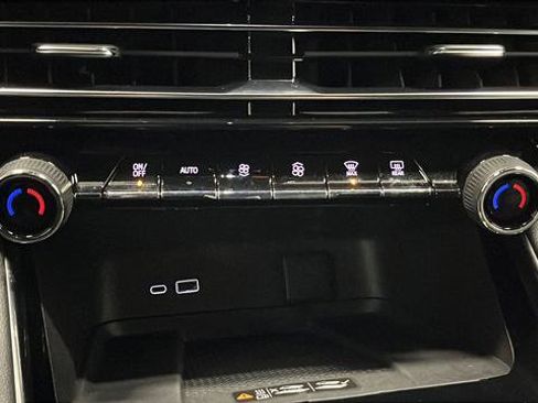 Used 2025 Chevrolet Traverse LT w/ Sun and Wheel Package image 18