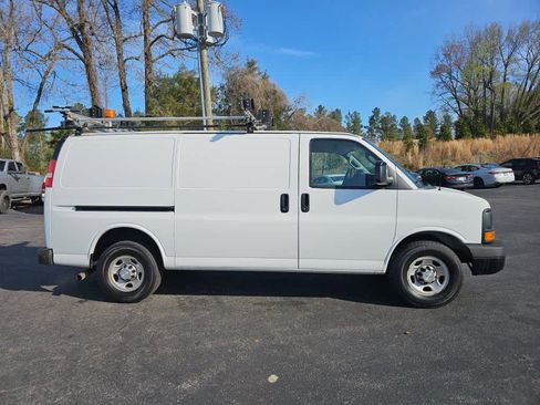 Used 2017 Chevrolet Express 2500 image 2