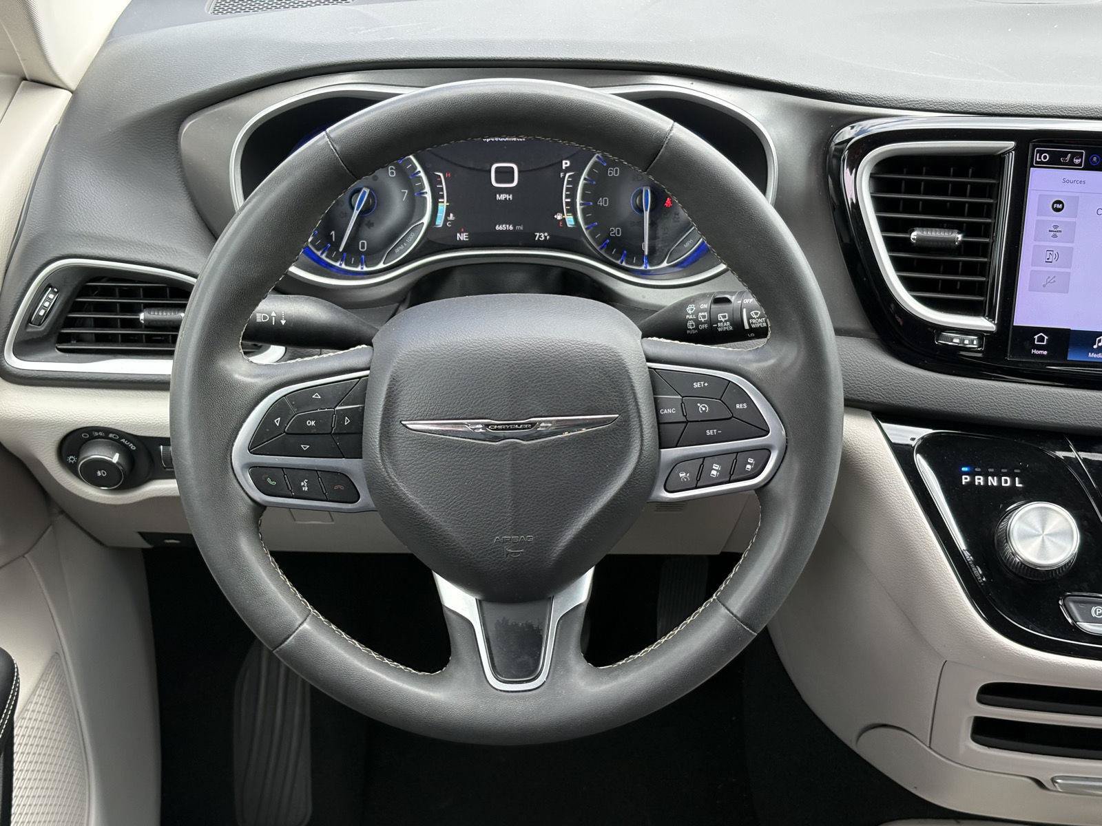 Used 2024 Chrysler Pacifica Touring-L FWD image 9