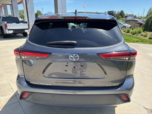 Used 2021 Toyota Highlander XLE AWD/4WD image 5