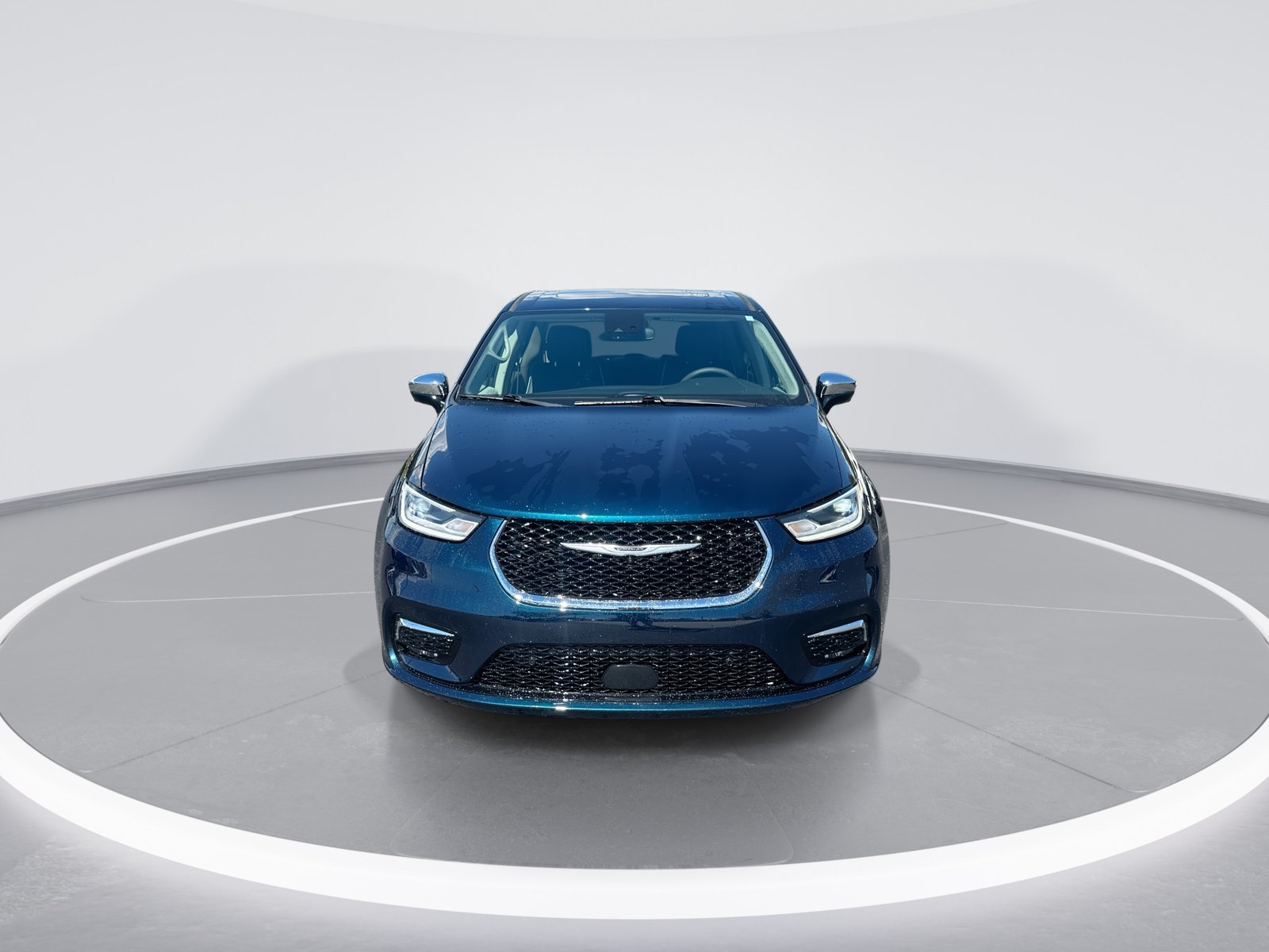Used 2023 Chrysler Pacifica Limited FWD image 3