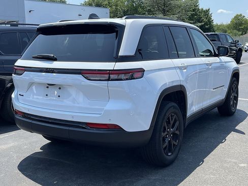 Used 2025 Jeep Grand Cherokee Altitude AWD/4WD image 3
