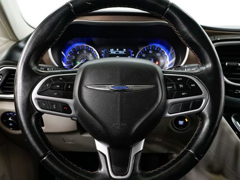 Used 2018 Chrysler Pacifica Touring-L image 10