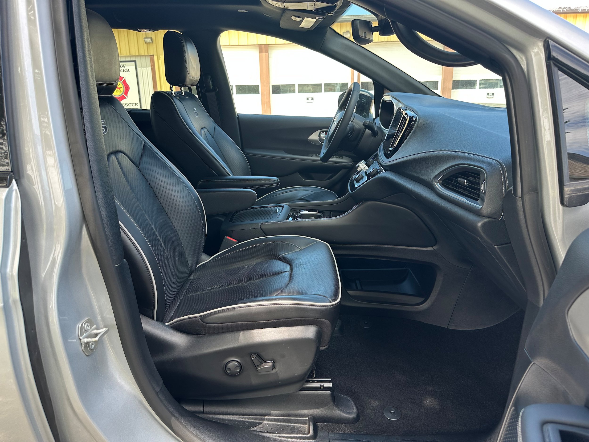 Used 2024 Chrysler Pacifica Limited w/ S Appearance Package FWD image 12