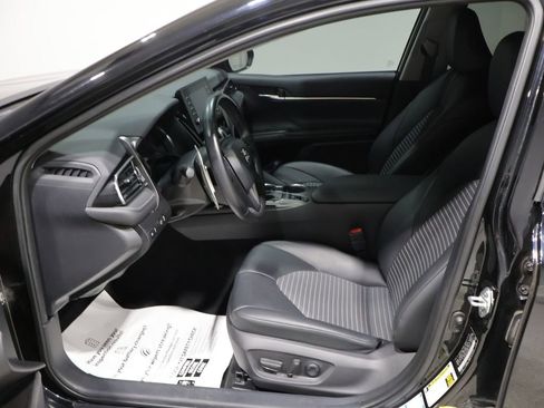 Used 2022 Toyota Camry SE w/ Carpet Mat Package (TMS) AWD/4WD image 10