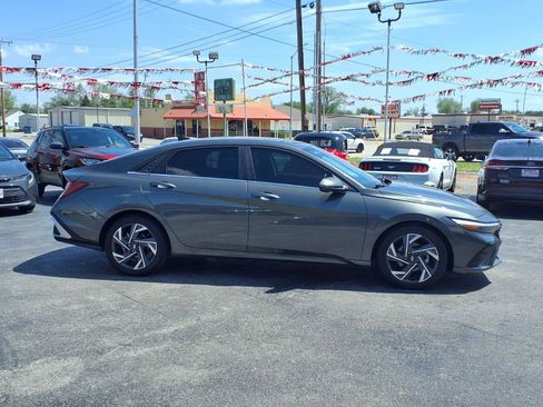 Used 2024 Hyundai Elantra Limited FWD image 2