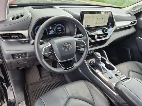 Certified 2026 Toyota Highlander Platinum AWD/4WD image 4