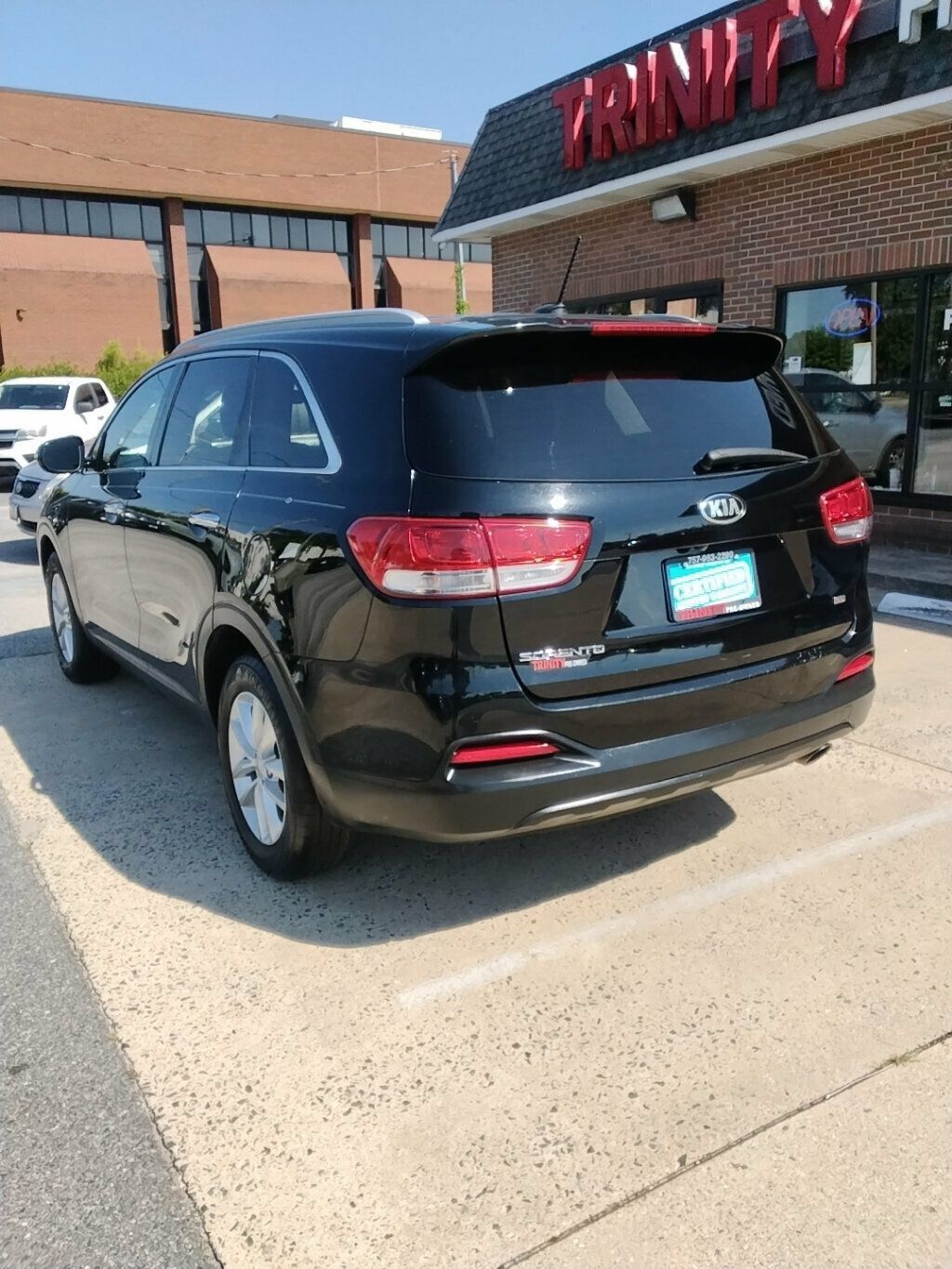 Used 2017 Kia Sorento FWD image 2