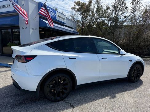 Used 2022 Tesla Model Y Long Range image 15