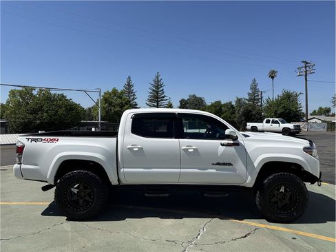 Used 2022 Toyota Tacoma TRD Sport w/ Technology Package AWD/4WD image 6