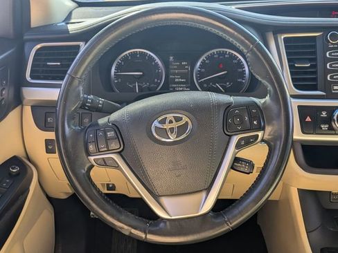 Used 2017 Toyota Highlander Limited image 14