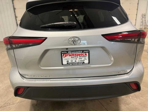 Used 2023 Toyota Highlander XLE AWD/4WD image 14