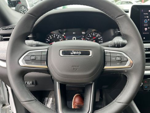 Used 2025 Jeep Compass Latitude image 28