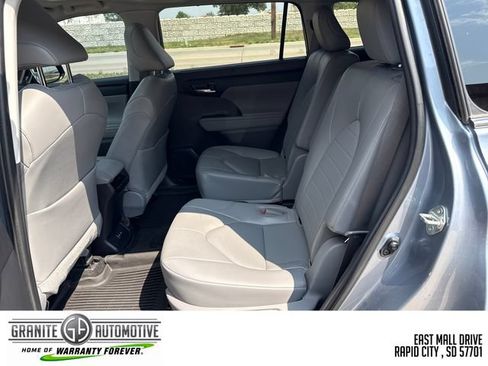 Used 2023 Toyota Highlander XLE AWD/4WD image 25