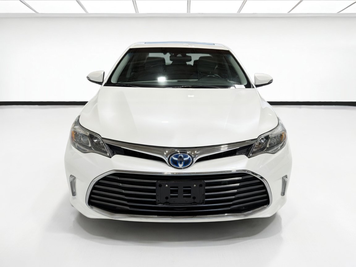 Used 2018 Toyota Avalon Limited FWD image 2