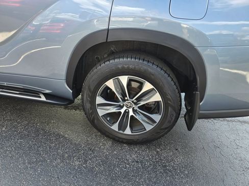 Used 2022 Toyota Highlander XLE AWD/4WD image 4