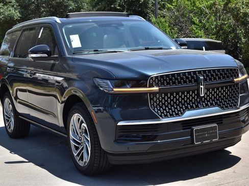 New 2026 Lincoln Navigator Reserve AWD/4WD image 3