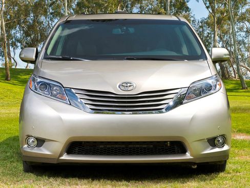 Used 2015 Toyota Sienna XLE image 1