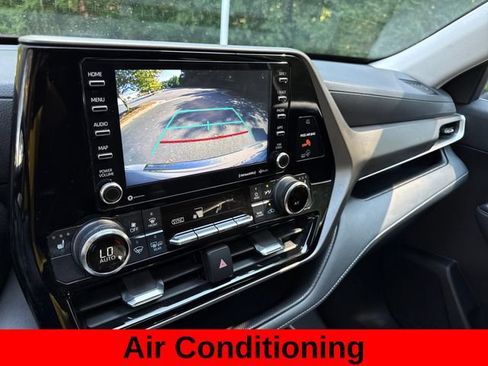 Used 2022 Toyota Highlander XLE AWD/4WD image 18