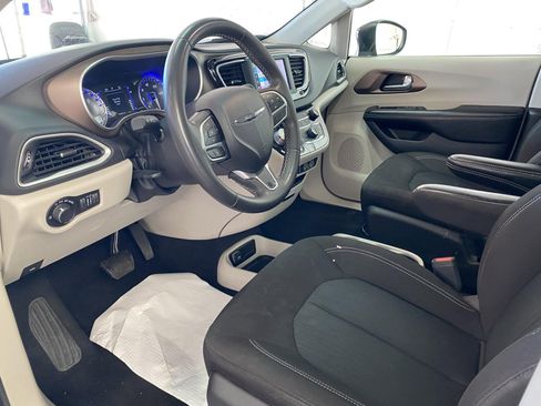 Used 2022 Chrysler Voyager LX image 20