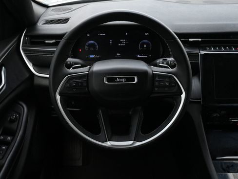Used 2023 Jeep Grand Cherokee Altitude AWD/4WD image 10