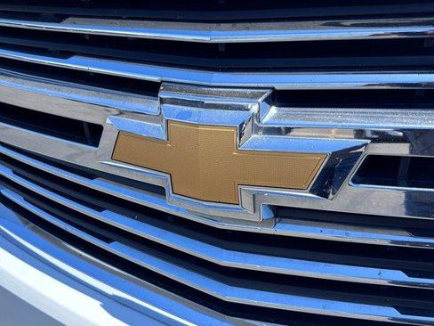 Used 2018 Chevrolet Suburban Premier AWD/4WD image 8
