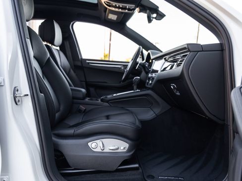 Certified 2026 Porsche Macan AWD/4WD image 41