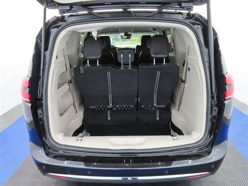 Used 2023 Chrysler Pacifica Touring-L FWD image 12