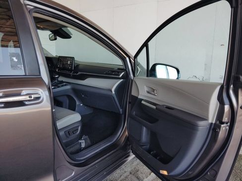 Used 2022 Toyota Sienna XLE w/ XLE Plus Package FWD image 10