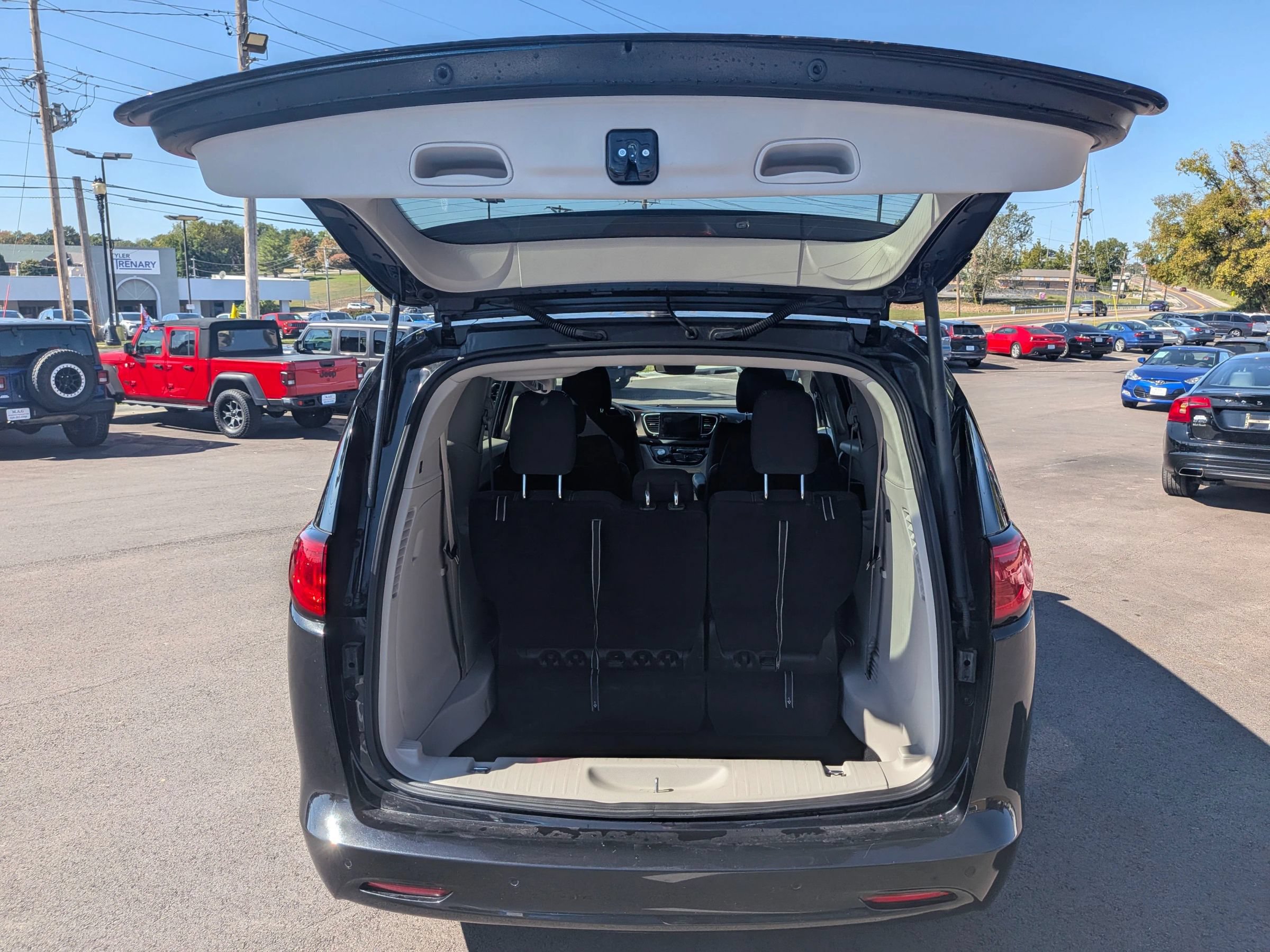 Used 2022 Chrysler Voyager LX FWD image 38
