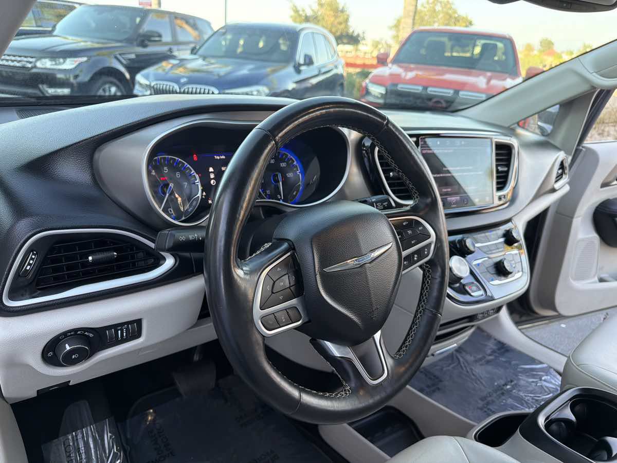 Used 2021 Chrysler Pacifica Touring-L FWD image 25