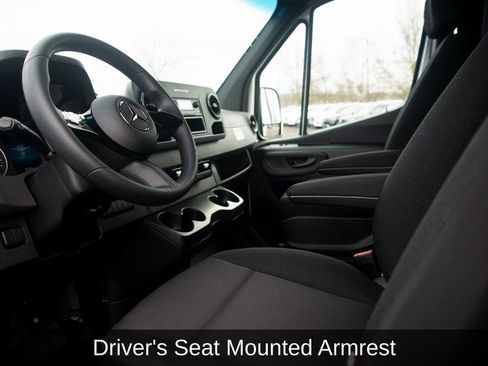 Used 2025 Mercedes-Benz Sprinter 2500 image 32