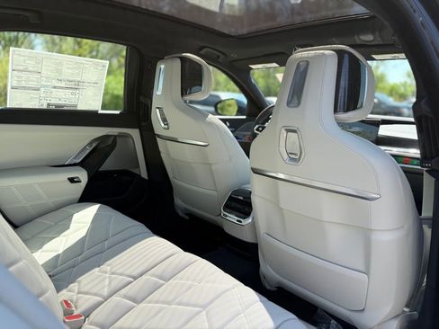 Used 2025 BMW 760i xDrive w/ Luxury Rear Seating Package image 22