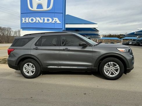 Used 2023 Ford Explorer XLT image 2