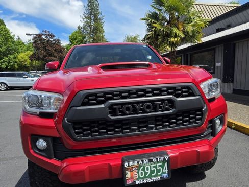 Used 2017 Toyota Tacoma TRD Sport w/ Tow Package (A/T) AWD/4WD image 9