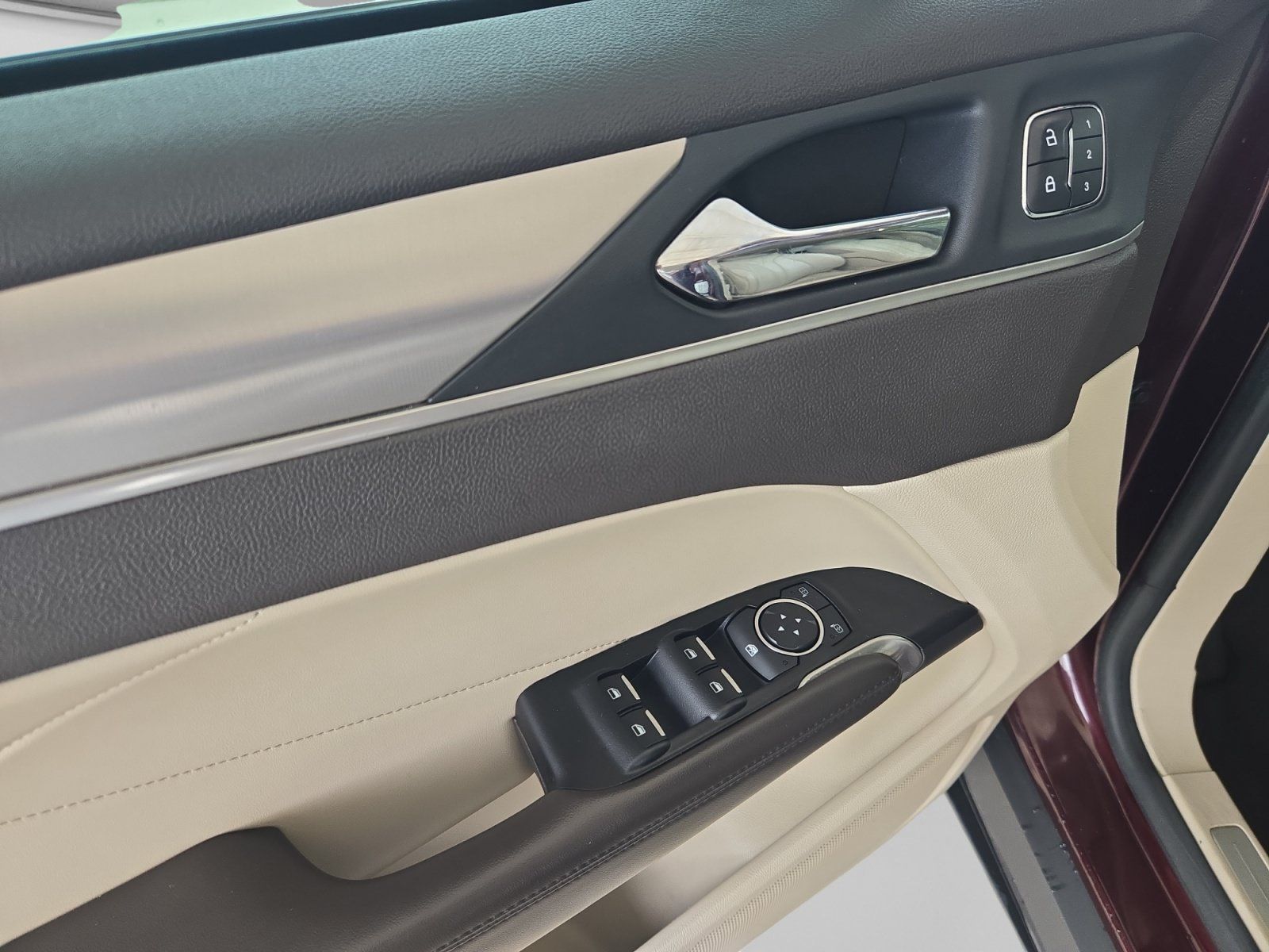 Used 2019 Lincoln MKC Premiere FWD image 11