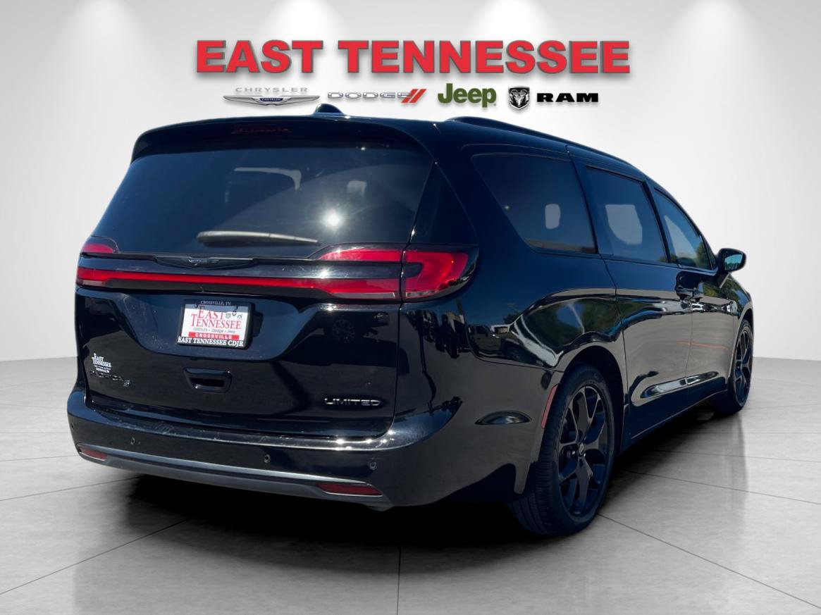 Used 2025 Chrysler Pacifica Limited FWD image 3