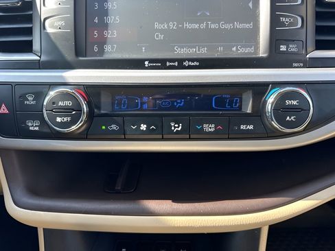 Used 2018 Toyota Highlander XLE image 21